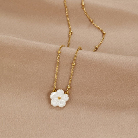 Floravelle Damen Halskette mit floralem Anhänger und Perlendetail