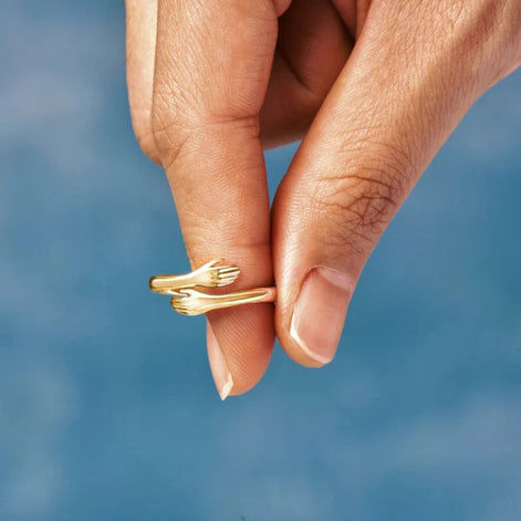 Handoria Damenring mit verschlungenem Handdesign und offener Form