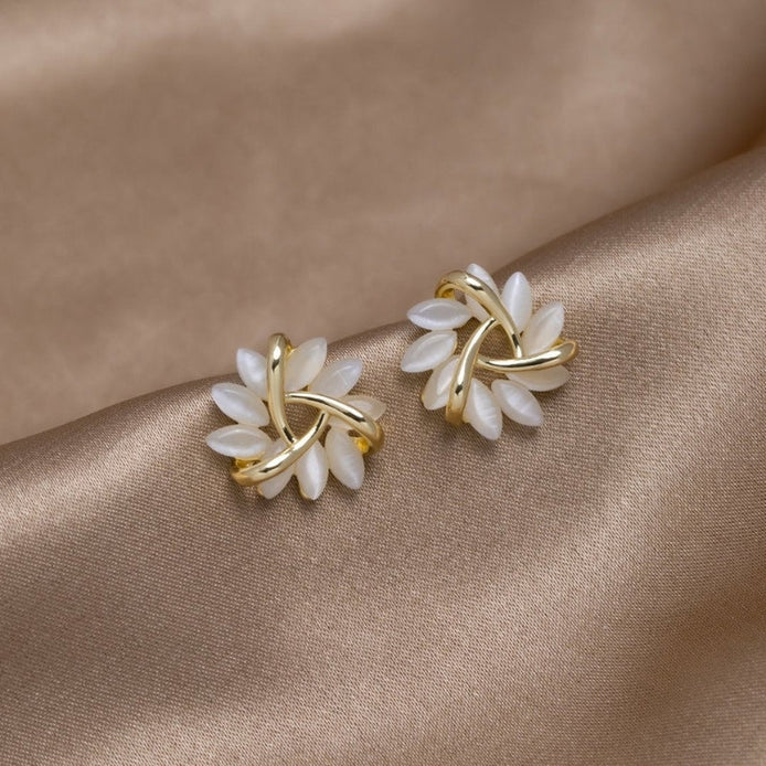 Petalisse Damen Ohrringe mit geschwungenem Blütendesign