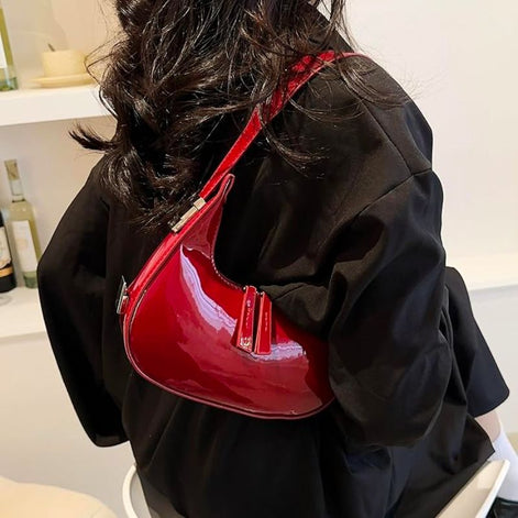 Schultertasche in Halbmondform mit verstellbarem Gurt und Reißverschlusstaschen