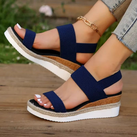 Sandalen mit Riemen und profilierter Sohle