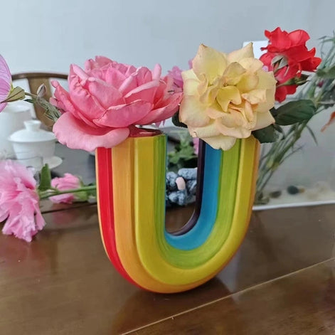 U-förmige Blumenvase aus Harz mit Farbverlauf