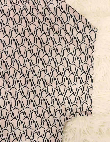 Rivella Bluse mit Retro Muster und kurzen Ärmeln in figurbetonter Passform