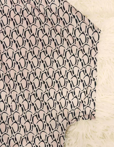 Rivella Bluse mit Retro Muster und kurzen Ärmeln in figurbetonter Passform