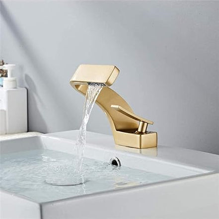 Elegante Armatur mit modernem Schwung für Küche und Bad