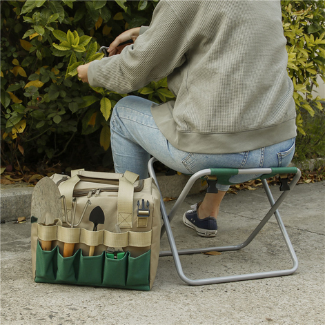 Faltbarer Gartenhocker mit Werkzeugtasche für komfortables Arbeiten im Freien