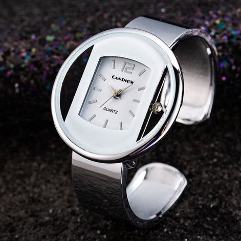 Damen Armbanduhr mit ovalem Zifferblatt und verstellbarem Armband