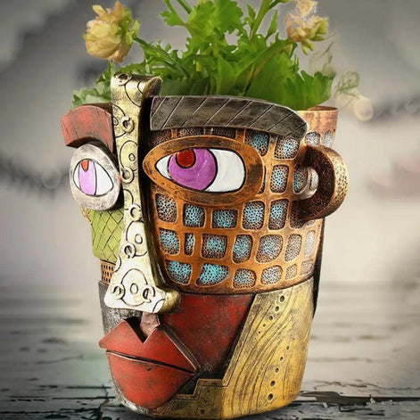 Dekorative Vase mit gesichtsinspiriertem Design für Innen- und Außenbereiche