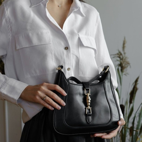 Calindra Schultertasche mit verstellbarem Gurt und Schnallenverschluss