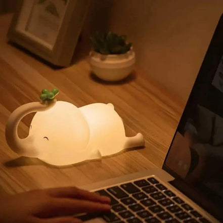 Elephora LED-Nachtlicht – Dimmbare Tischleuchte in Elefantenform