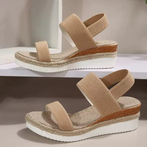 Sandalen mit Riemen und profilierter Sohle