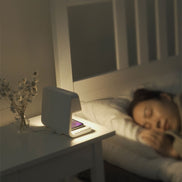 3-in-1 Nachttischlampe mit LED-Licht, kabelloser Ladestation und Wecker