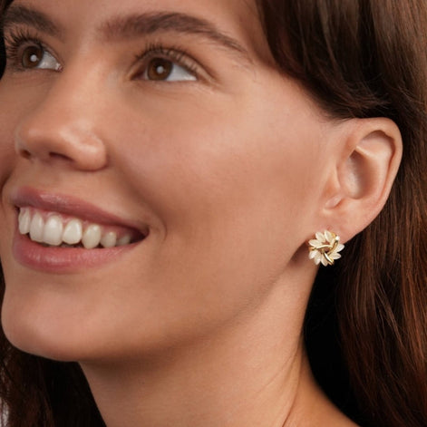 Petalisse Damen Ohrringe mit geschwungenem Blütendesign
