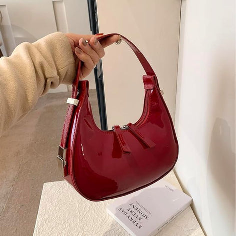 Schultertasche in Halbmondform mit verstellbarem Gurt und Reißverschlusstaschen