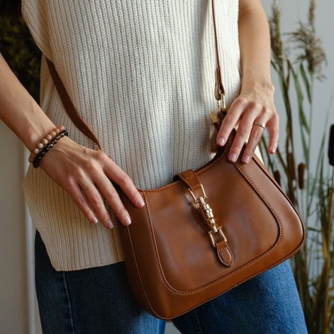 Calindra Schultertasche mit verstellbarem Gurt und Schnallenverschluss