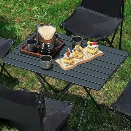 Klappbarer Tisch aus Aluminium für den Innen- und Außenbereich