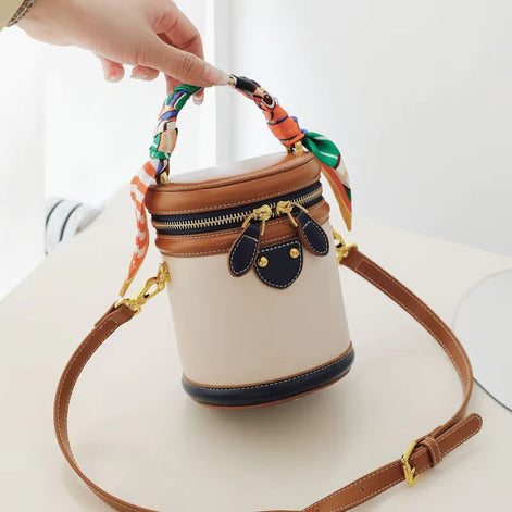 Norvella Bucket Tasche mit verstellbarem Gurt und Reißverschluss