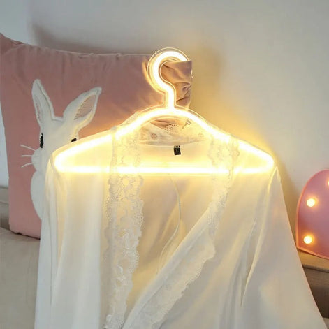 ClosetGlow LED-Kleiderbügel – Beleuchteter Bügel für bessere Übersicht