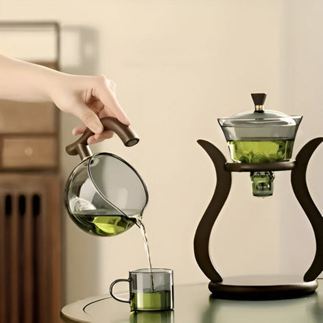Teekanne aus Glas mit integriertem Teefilter und Griff