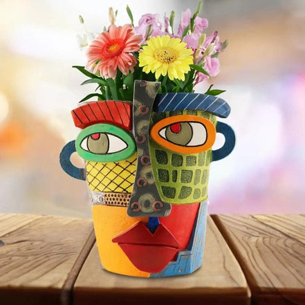 Dekorative Vase mit gesichtsinspiriertem Design für Innen- und Außenbereiche