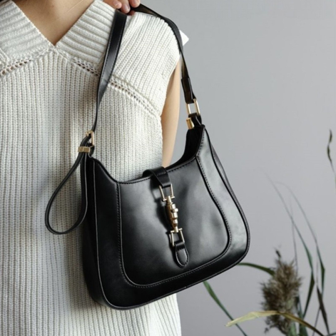 Calindra Schultertasche mit verstellbarem Gurt und Schnallenverschluss
