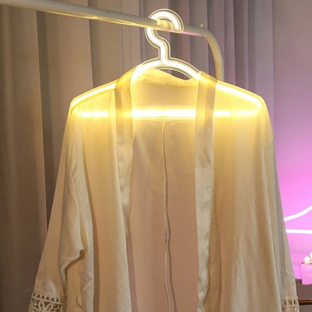 ClosetGlow LED-Kleiderbügel – Beleuchteter Bügel für bessere Übersicht
