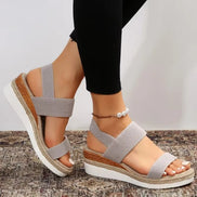 Sandalen mit Riemen und profilierter Sohle