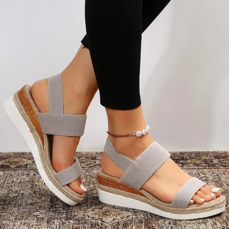 Sandalen mit Riemen und profilierter Sohle