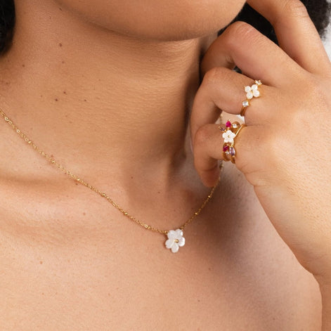 Floravelle Damen Halskette mit floralem Anhänger und Perlendetail