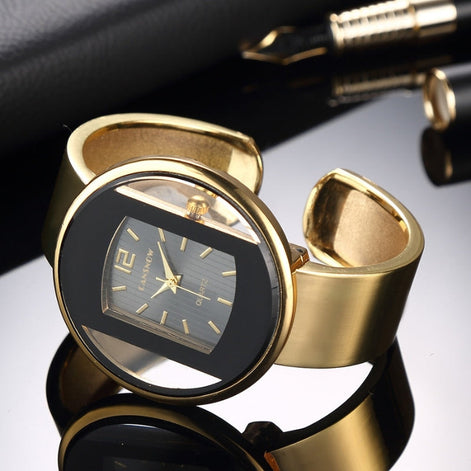 Damen Armbanduhr mit ovalem Zifferblatt und verstellbarem Armband
