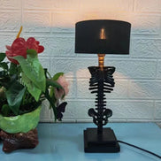 Skelevia Tischleuchte mit Skelettdesign – LED Lampe für dekorative Innenbeleuchtung