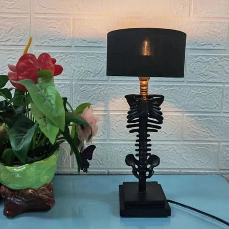 Skelevia Tischleuchte mit Skelettdesign – LED Lampe für dekorative Innenbeleuchtung
