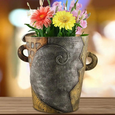 Dekorative Vase mit gesichtsinspiriertem Design für Innen- und Außenbereiche