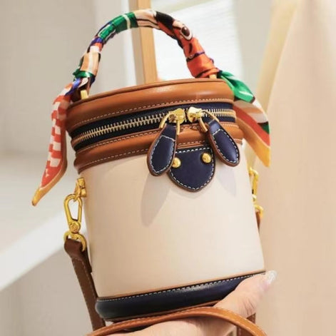 Norvella Bucket Tasche mit verstellbarem Gurt und Reißverschluss