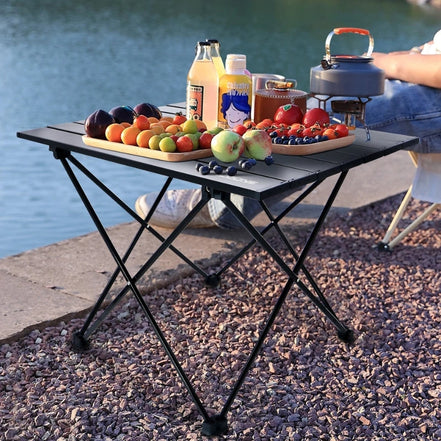 Klappbarer Tisch aus Aluminium für den Innen- und Außenbereich