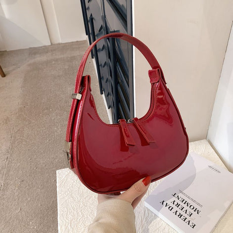 Schultertasche in Halbmondform mit verstellbarem Gurt und Reißverschlusstaschen