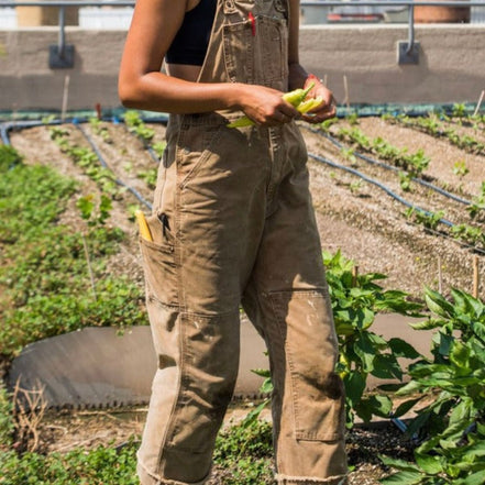 Locker geschnittene Latzhose aus Denim für Alltag und Arbeit