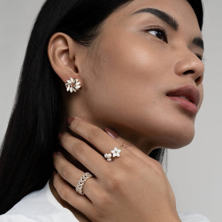 Petalisse Damen Ohrringe mit geschwungenem Blütendesign