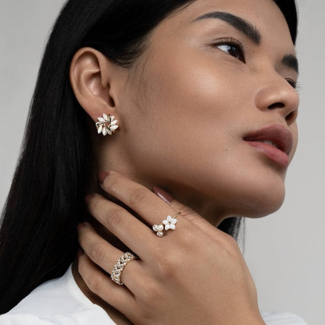 Petalisse Damen Ohrringe mit geschwungenem Blütendesign