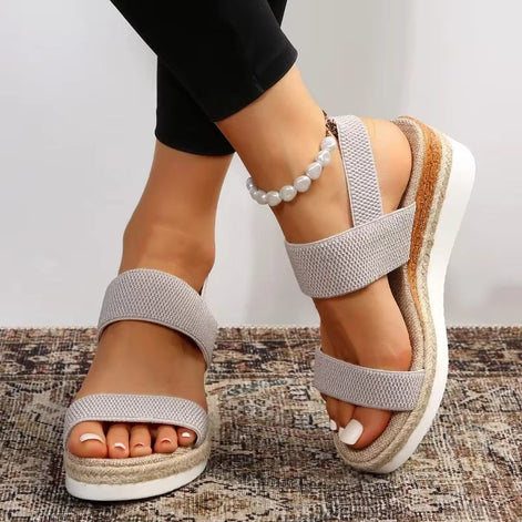 Sandalen mit Riemen und profilierter Sohle