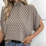Rivella Bluse mit Retro Muster und kurzen Ärmeln in figurbetonter Passform