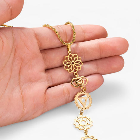Freyaluna Damen Halskette mit Chakra-Steinen und Göttinnen-Anhänger
