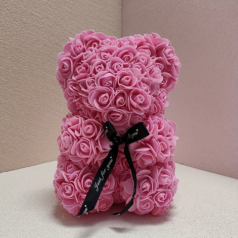 Dekorativer Rosenbär aus Kunstblumen für den Innenbereich