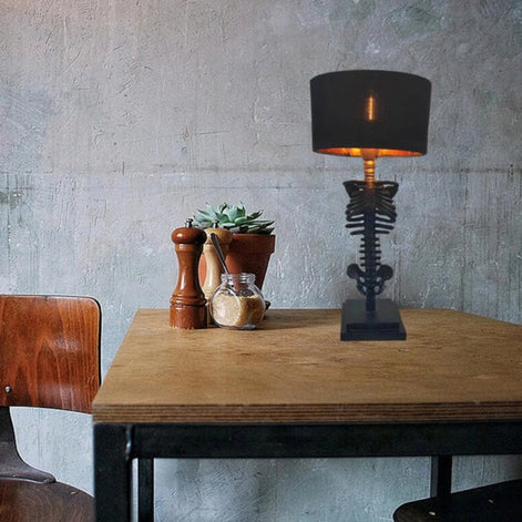 Skelevia Tischleuchte mit Skelettdesign – LED Lampe für dekorative Innenbeleuchtung