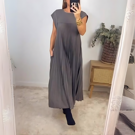 Elvara Plissiertes Damenkleid mit kurzen Ärmeln und lockerer Passform