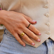 Celestira Damenring mit Steinbesatz und gewelltem Rand