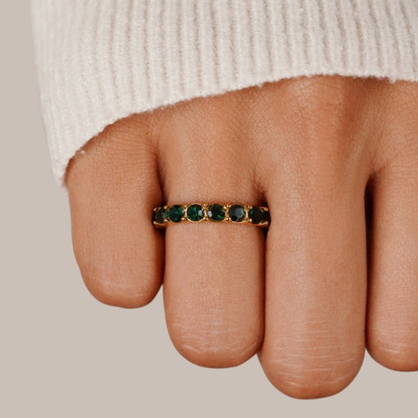 Celestira Damenring mit Steinbesatz und gewelltem Rand