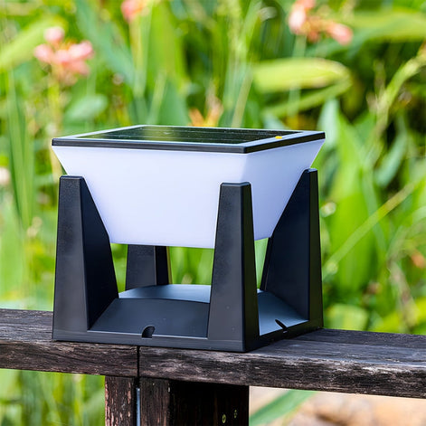 Solarbetriebene LED-Gartenleuchte mit kubischem Design für den Außenbereich