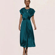 Almira Kleid – Damen ärmelloses Kleid mit Rundhals, Wickeloptik und lockerem Schnitt