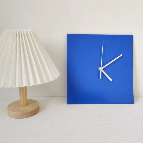 Azuron Geometrische Wanduhr – Moderner Akzent in Blau